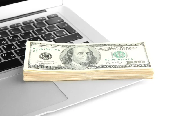 Pengar på laptop isolerad på vit — Stockfoto