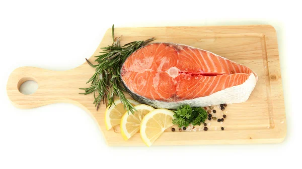 Verse zalm steak op snijplank, geïsoleerd op wit — Stockfoto