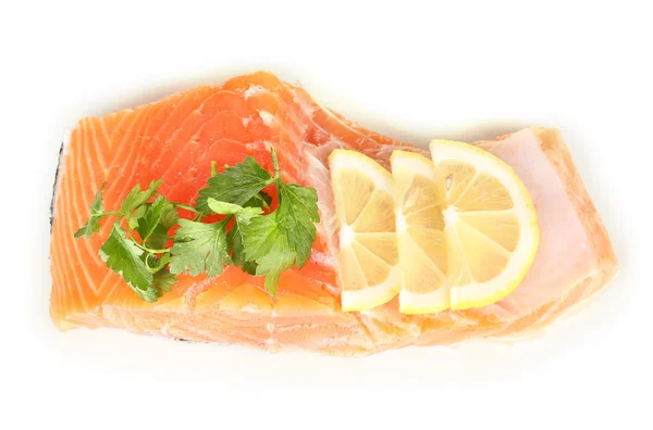 Filete de salmón fresco con hierbas y rodajas de limón, aislado en blanco — Foto de Stock