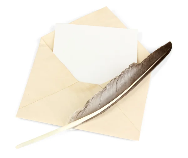 Envelope antigo com papel em branco e pena isolada em branco — Fotografia de Stock