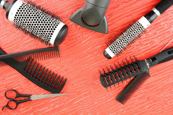 Tara fırçalar, saç kurutma makinesi ve renkli arka plan üzerinde kesme makası — Stok fotoğraf