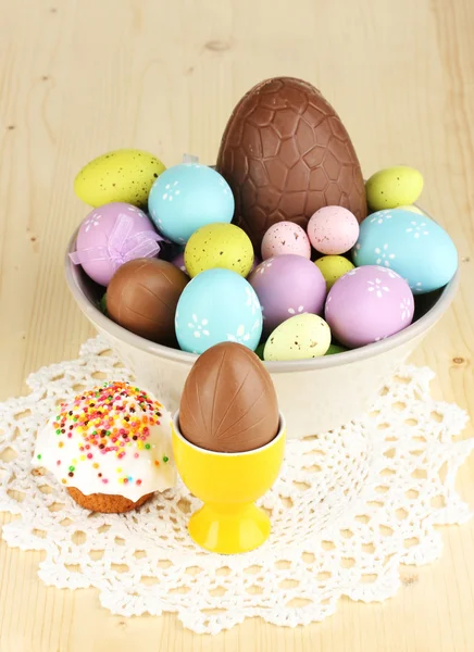 Composição de ovos de Páscoa e chocolate e simnel em mesa de madeira close-up — Fotografia de Stock