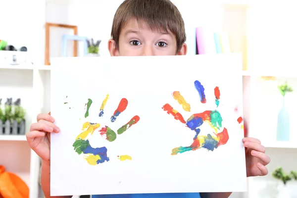 Lindo niño con su colorida huella de mano —  Fotos de Stock