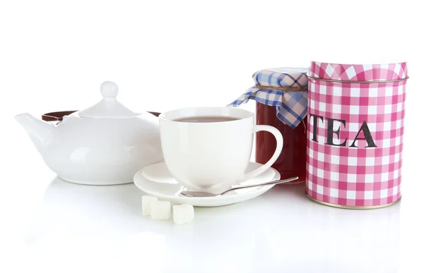 Jar と白で隔離される紅茶のカップ — ストック写真