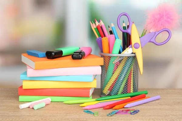 Material escolar na mesa de madeira — Fotografia de Stock