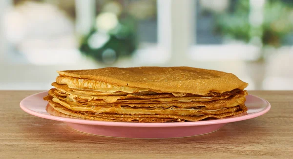 Zoete pannenkoeken op plaat op tafel in de keuken — Stockfoto