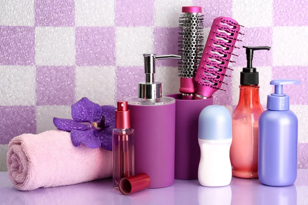 Cepillos para el cabello y botellas de cosméticos en el baño —  Fotos de Stock