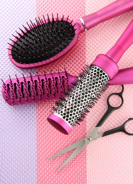 Comb brushes and cutting shears, on bright background — Stock Photo, Image