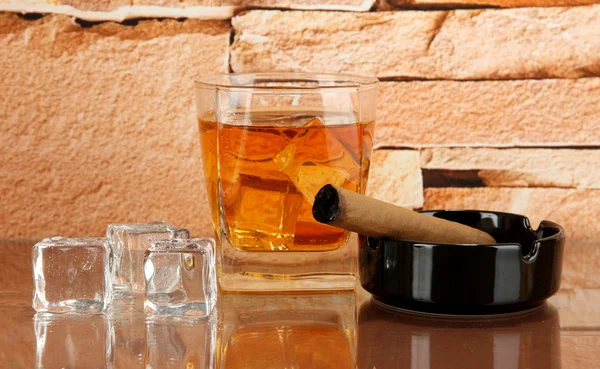 Vaso de whisky y cigarro sobre fondo de pared de ladrillo —  Fotos de Stock