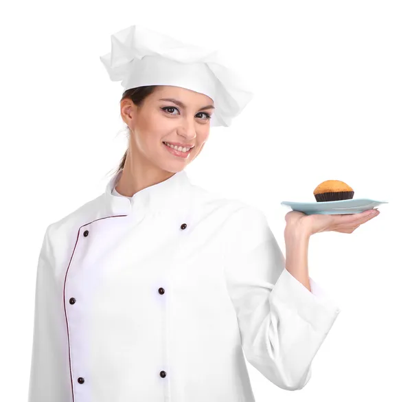 Portret van een jonge vrouw chef-kok met taart op plaat geïsoleerd op wit — Stockfoto