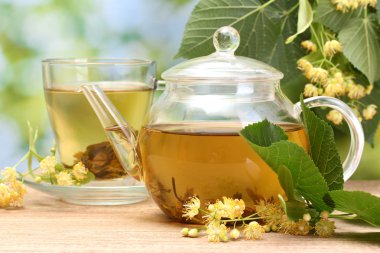 çaydanlık ve bardak ıhlamur çayı ve çiçek Bahçe ahşap tablo