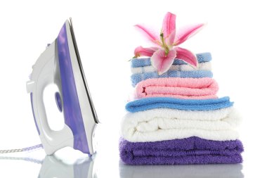 lily ve üzerinde beyaz izole elektrik demir elbise yığını