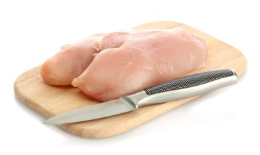 çiğ tavuk eti üzerinde beyaz izole kesme tahtası üzerinde