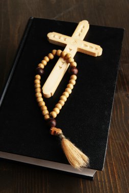 İncil, tespih ve geçici ahşap masa yakın çekim üzerinde