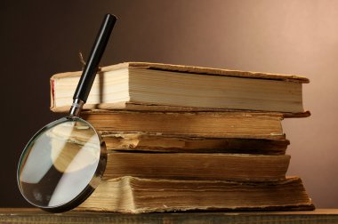 Büyüteç ve masa üzerine kitaplar