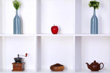 güzel beyaz raflara farklı ev ilgili nesneleri