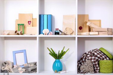 güzel beyaz raf farklı seyahat ile ilgili nesneler