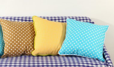 kanepede üstüne beyaz izole renkli yastıklar