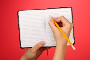 defter, renkli arka plan üzerinde el yazma