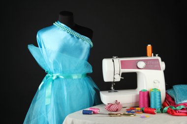 dikiş makinesi, kukla ve siyah izole diğer dikiş ekipman