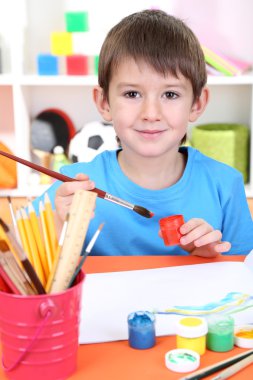 sevimli küçük çocuk albümü içinde boyama