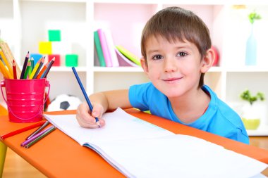 sevimli küçük çocuk albümü içinde çizim