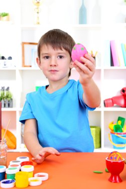 sevimli küçük çocuk yumurta boyama