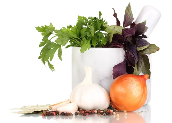 Conjunto de ingredientes e especiarias para cozinhar isolado em branco — Fotografia de Stock