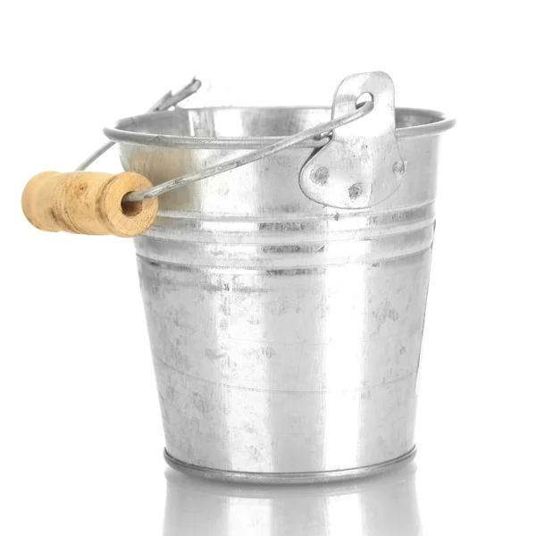 Prázdný plechový kbelík izolovaných na bílém — Stock fotografie