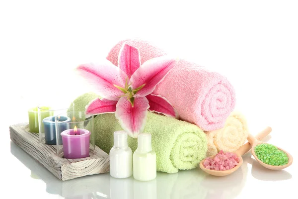 Ręczniki z lily, zapach oleju, świece i sól morze na białym tle — Zdjęcie stockowe