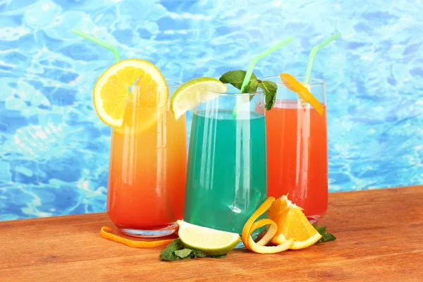 Drie cocktails op blauwe achtergrond — Stockfoto