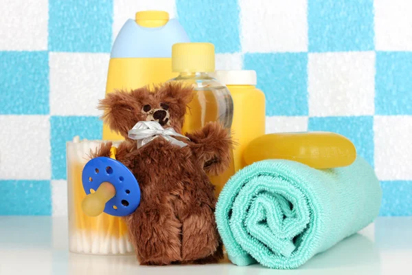 Cosméticos para bebés en el baño — Foto de Stock