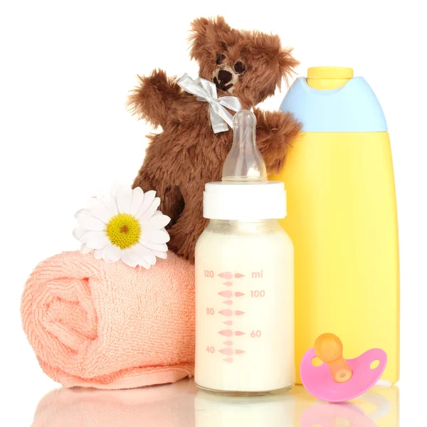 Garrafa de leite, chupeta e cosméticos para bebês com toalha isolada em branco — Fotografia de Stock