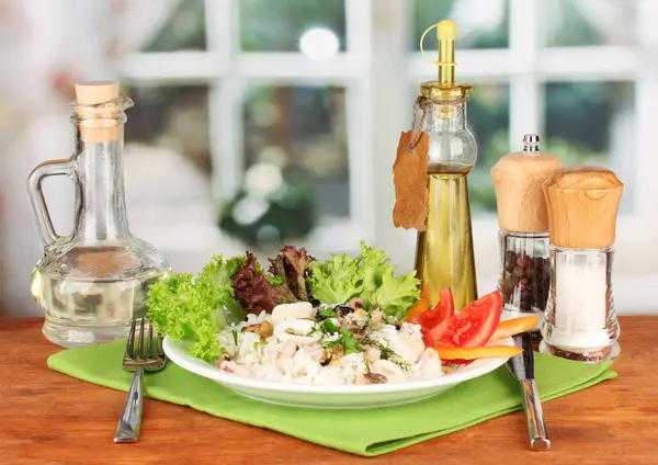 明るい背景にご飯とデリカテッセン シーフード サラダ — ストック写真
