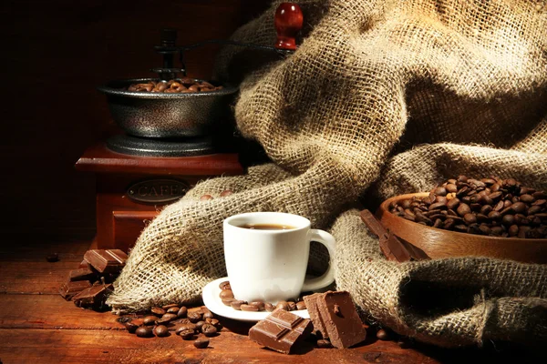 Moulin à café et tasse de café sur fond de bois brun — Photo