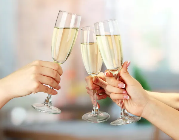 Корпоративная вечеринка с игристыми бокалами шампанского — стоковое фото