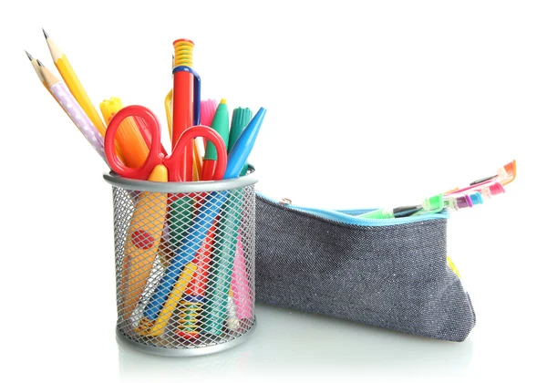 Caja de lápiz con equipo escolar aislado en blanco — Foto de Stock