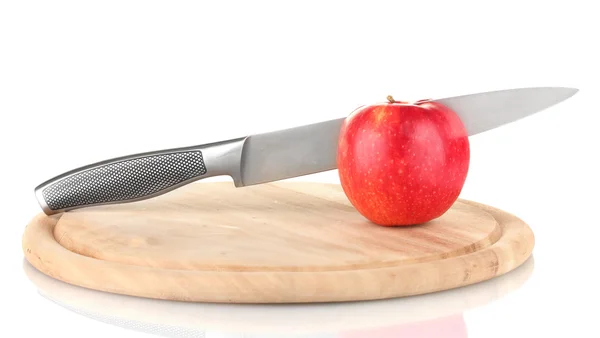 Roter Apfel und Messer auf Schneidebrett, isoliert auf weiß — Stockfoto