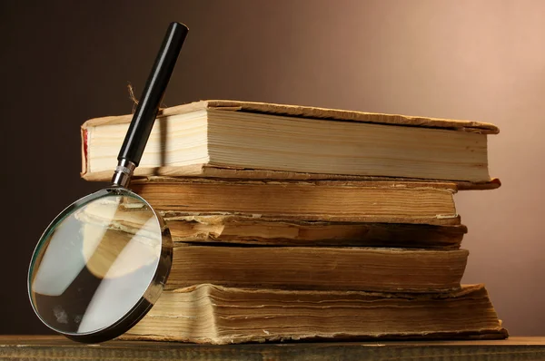 Lupe und Bücher auf dem Tisch — Stockfoto