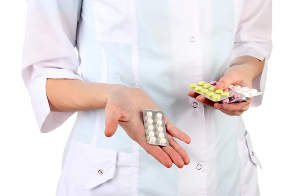 Primo piano di pillole di mano medico femminile, isolato su bianco — Foto Stock