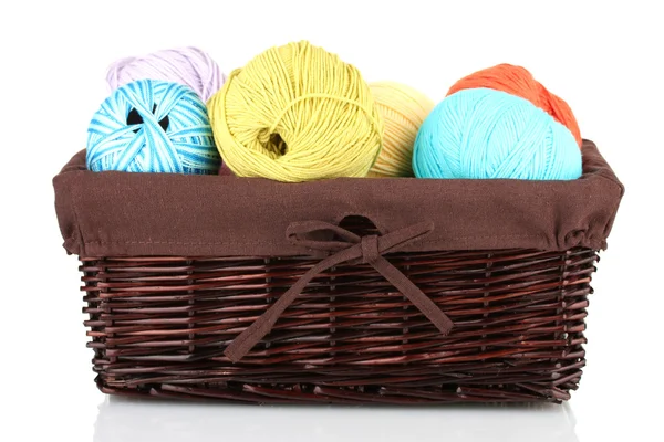 Цветные пряжи шары в плетеной корзине изолированы на белом — стоковое фото