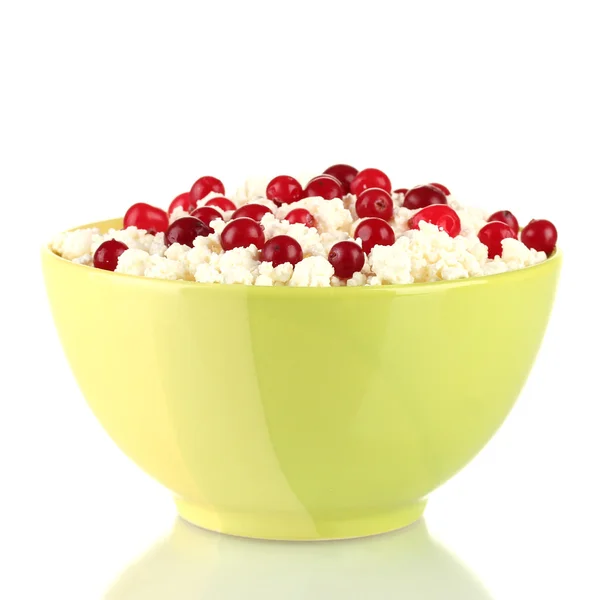 Cottage cheese in color bowl with red berries, isolated on white — Stock Photo, Image