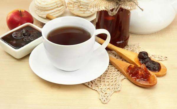 Leichtes Frühstück mit Tee und hausgemachter Marmelade, auf Holztisch — Stockfoto