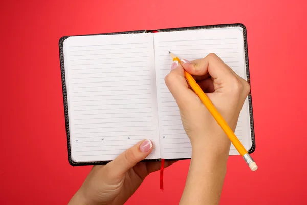 Handschrift auf Notizbuch, auf farbigem Hintergrund — Stockfoto