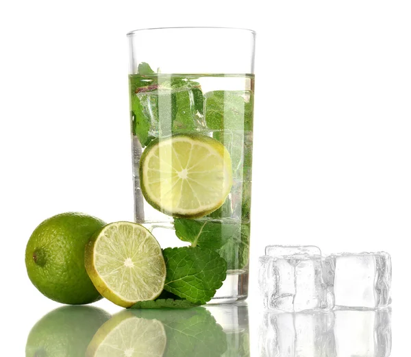 Glas Wasser mit Eis, Minze und Kalk isoliert auf weiß — Stockfoto