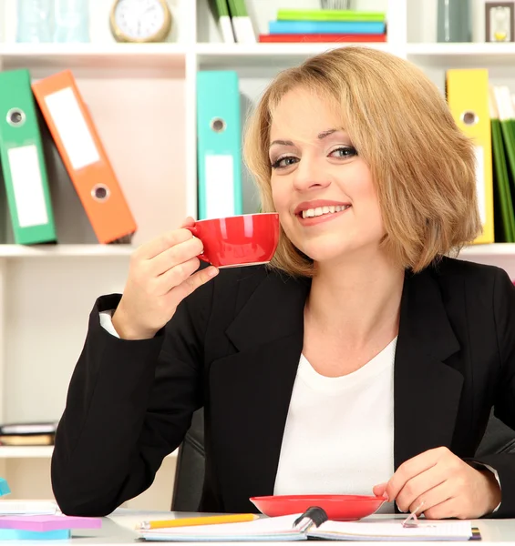 Красивая молодая деловая женщина на обеденном перерыве в офисе — стоковое фото