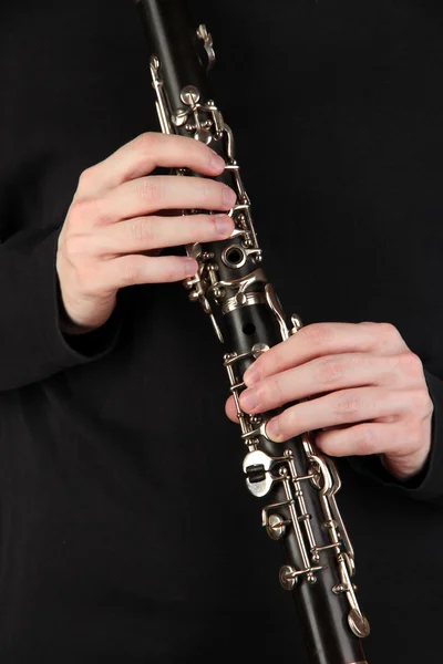 Músico tocando no clarinete no fundo azul — Fotografia de Stock