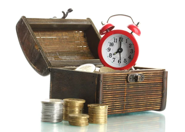 Reloj despertador con monedas en pecho aislado en blanco —  Fotos de Stock