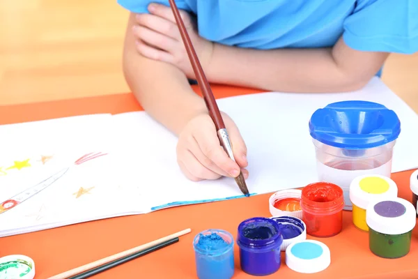 Criança menino pintura em seu álbum — Fotografia de Stock