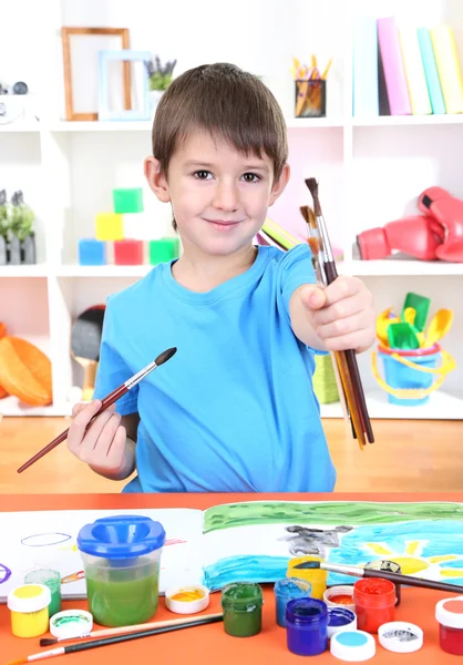 Lindo niño pintando en su álbum — Foto de Stock